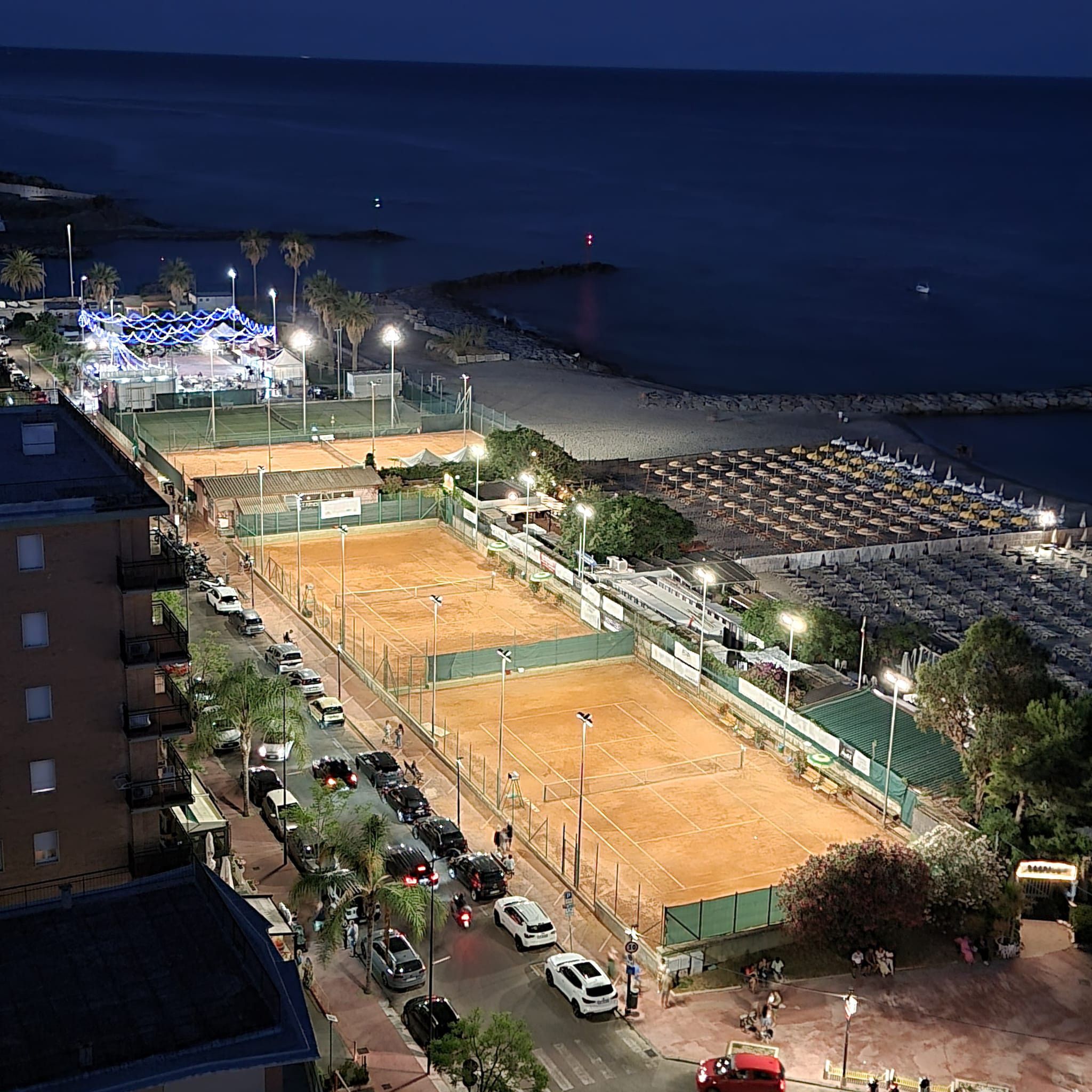 Campi da tennis con illuminazione notturna