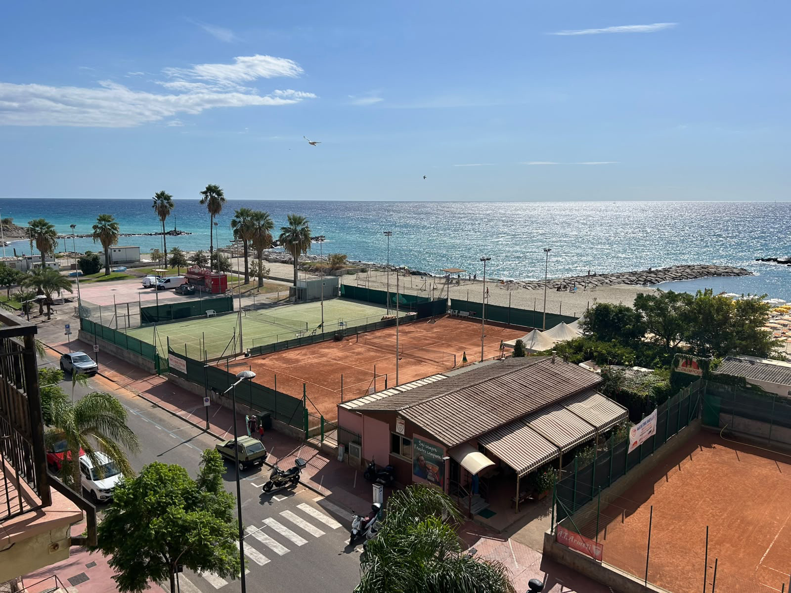 Campi da tennis vista mare